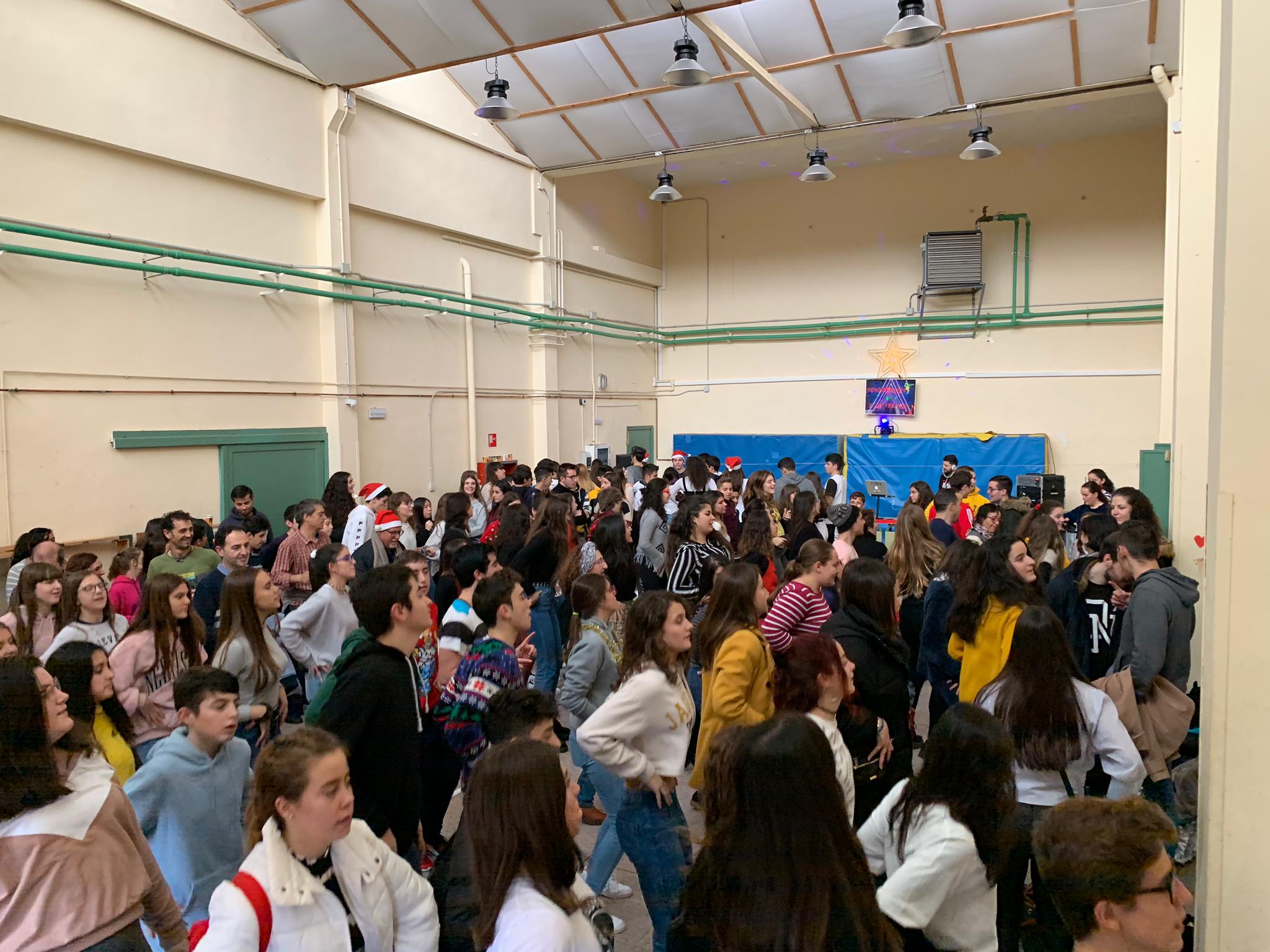 Más de 500 personas se dieron cita en el gimnasio del centro educativo, y lograron recaudar 1.450 euros que irán destinados a las ONG Educa Tanzania y Asalvo