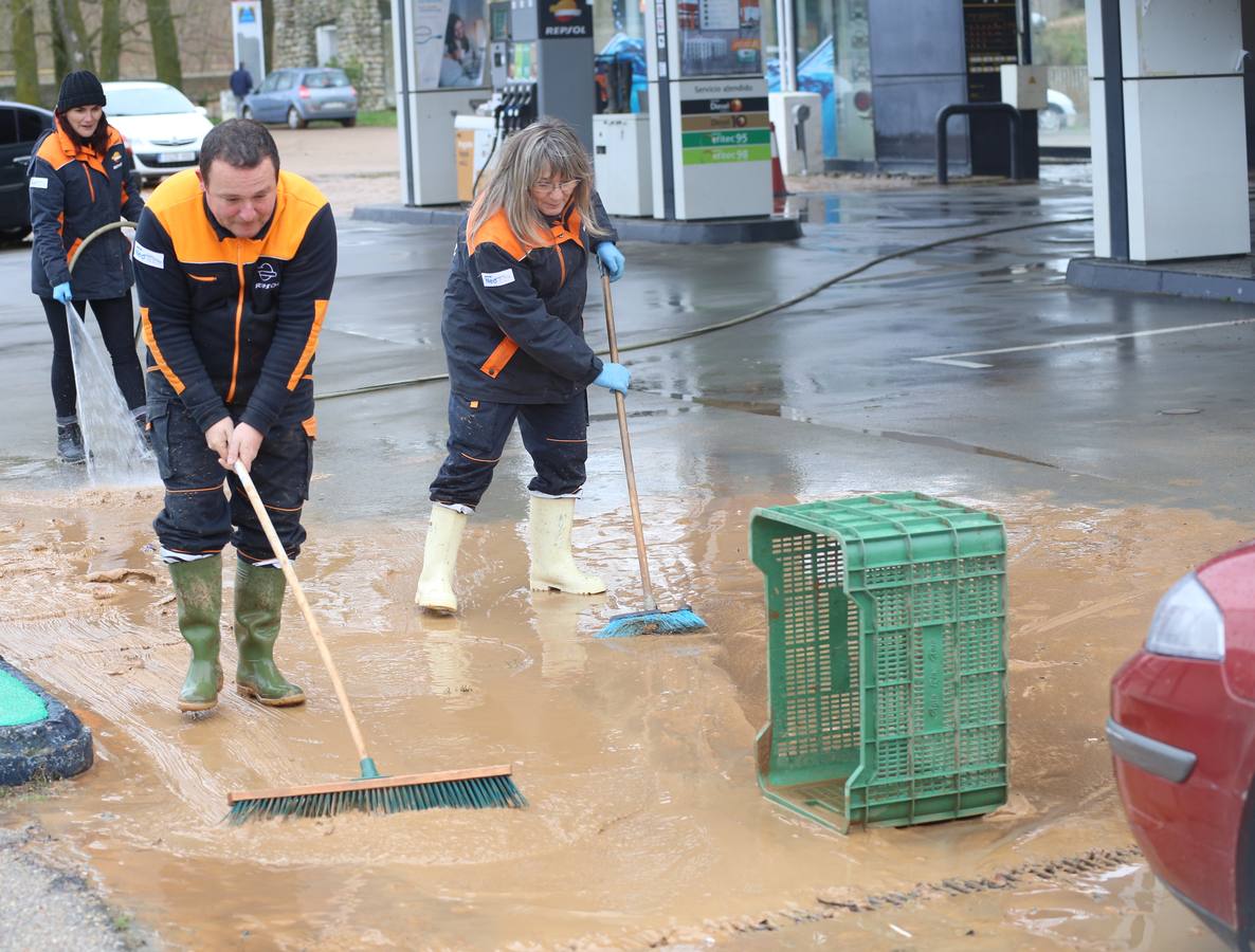 Achicando agua en la estación de servicio de Herrera de Pisuerga.