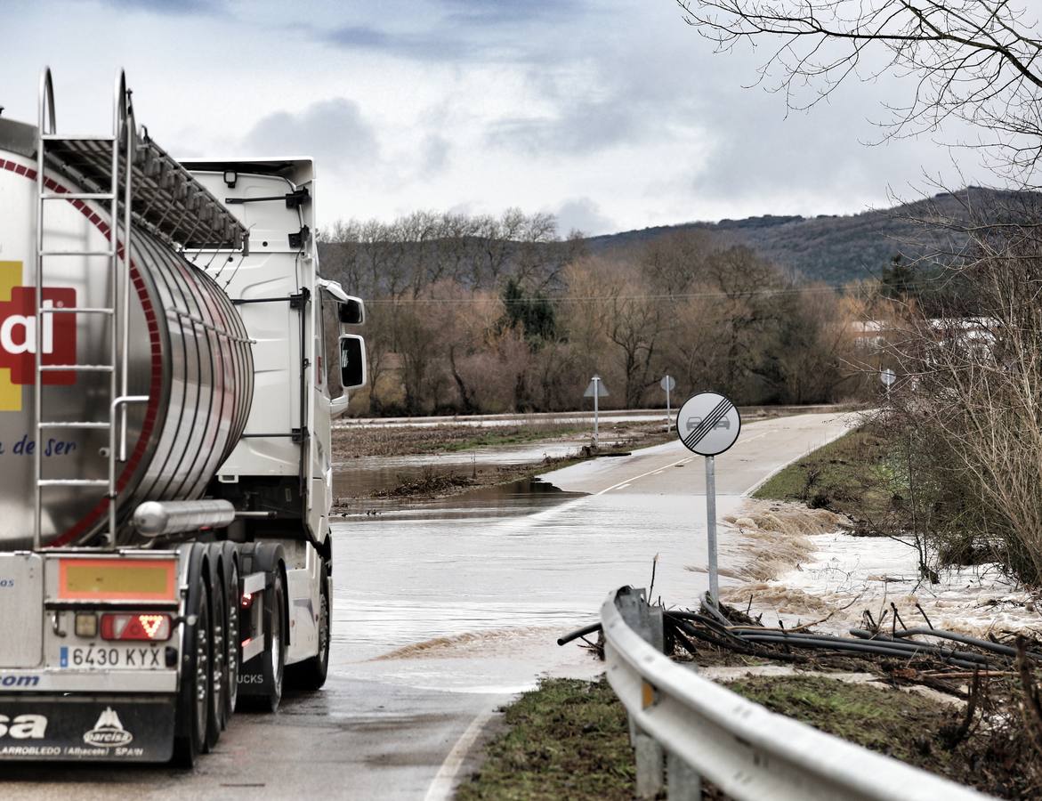 Carretera cortada en dirección a Mave.