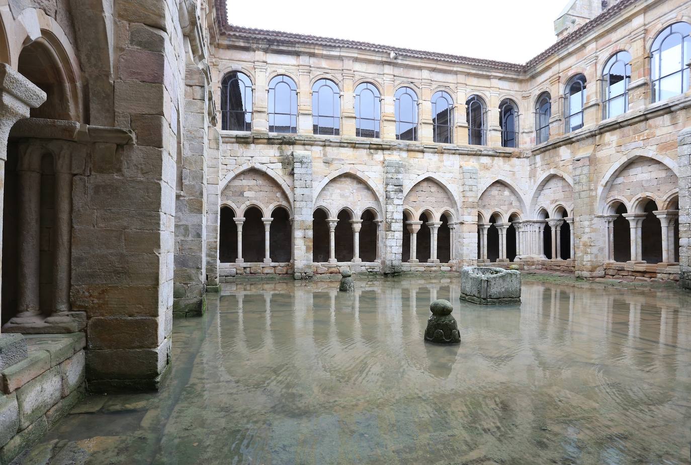 Agua en el monasterio de Santa María la Real de Aguilar de Campoo en Palencia.