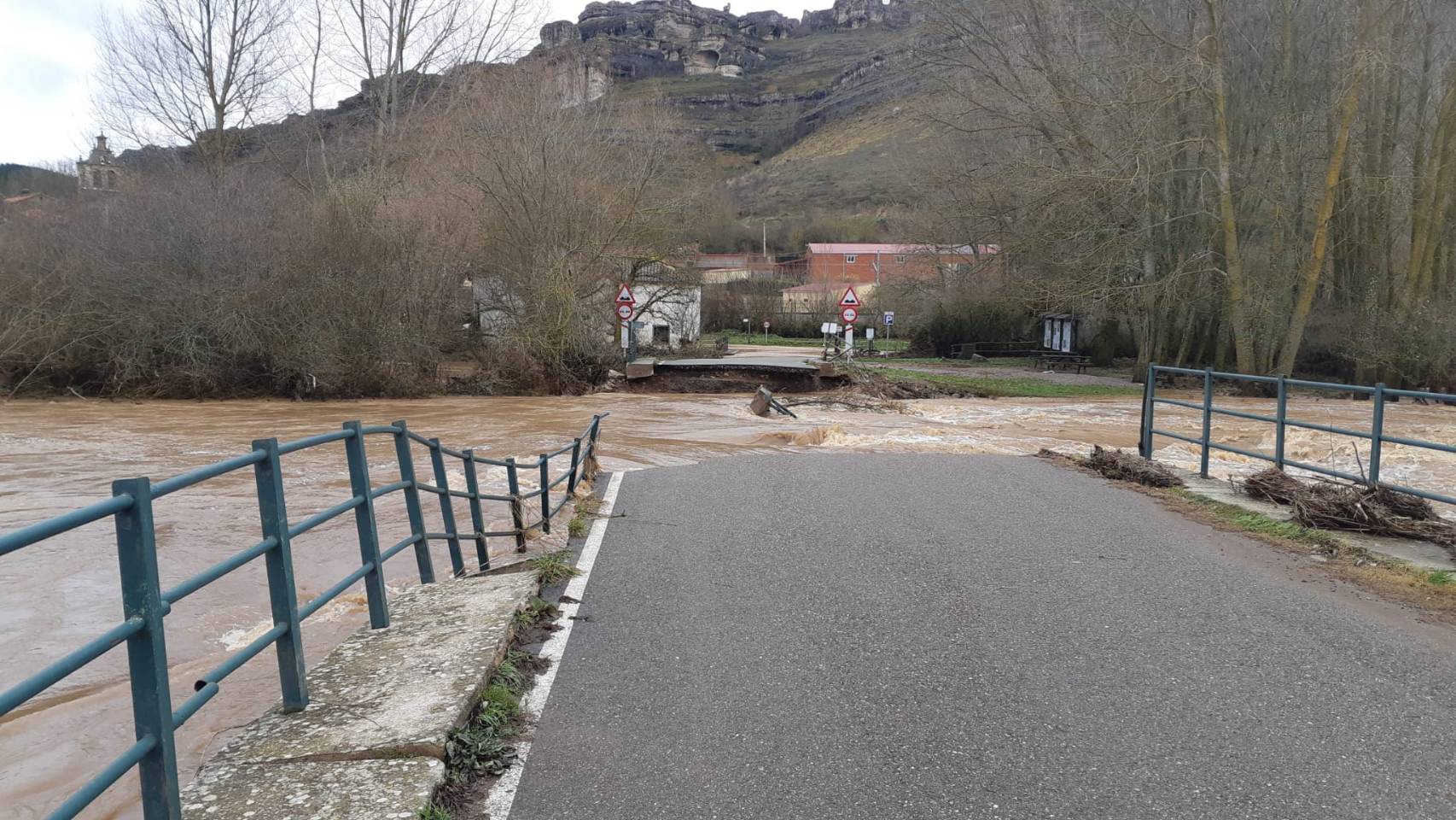 Puente derrumbado en Villaescusa de las Torres.