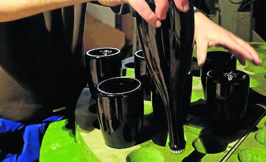 Esta máquina congela el cuello de las botellas para limpiar impurezas. 