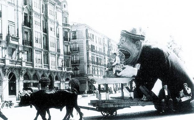 El tío Tragaldabas, arrastrado por bueyes en la Acera de Recoletos. 