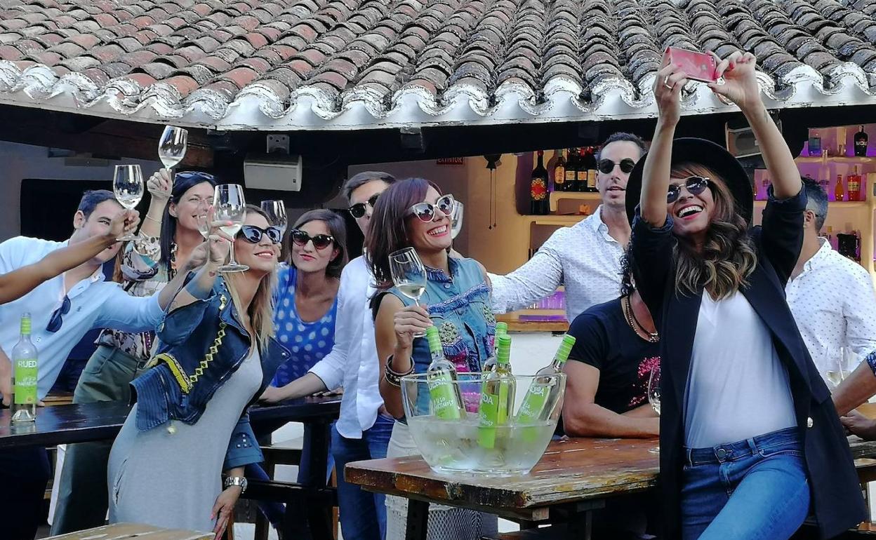 Un grupo de jóvenes consumiendo vinos blancos de la DO Rueda. 