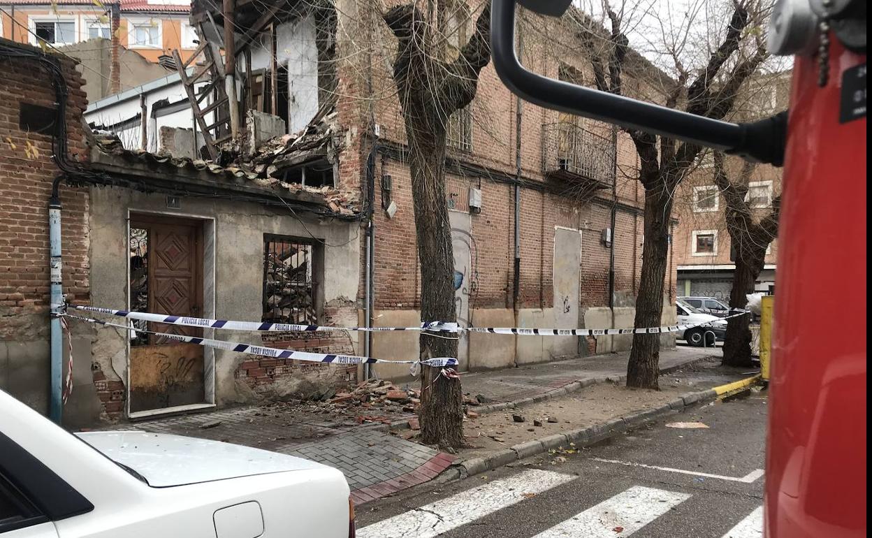 Vivienda de Medina medio derribada por el temporal.