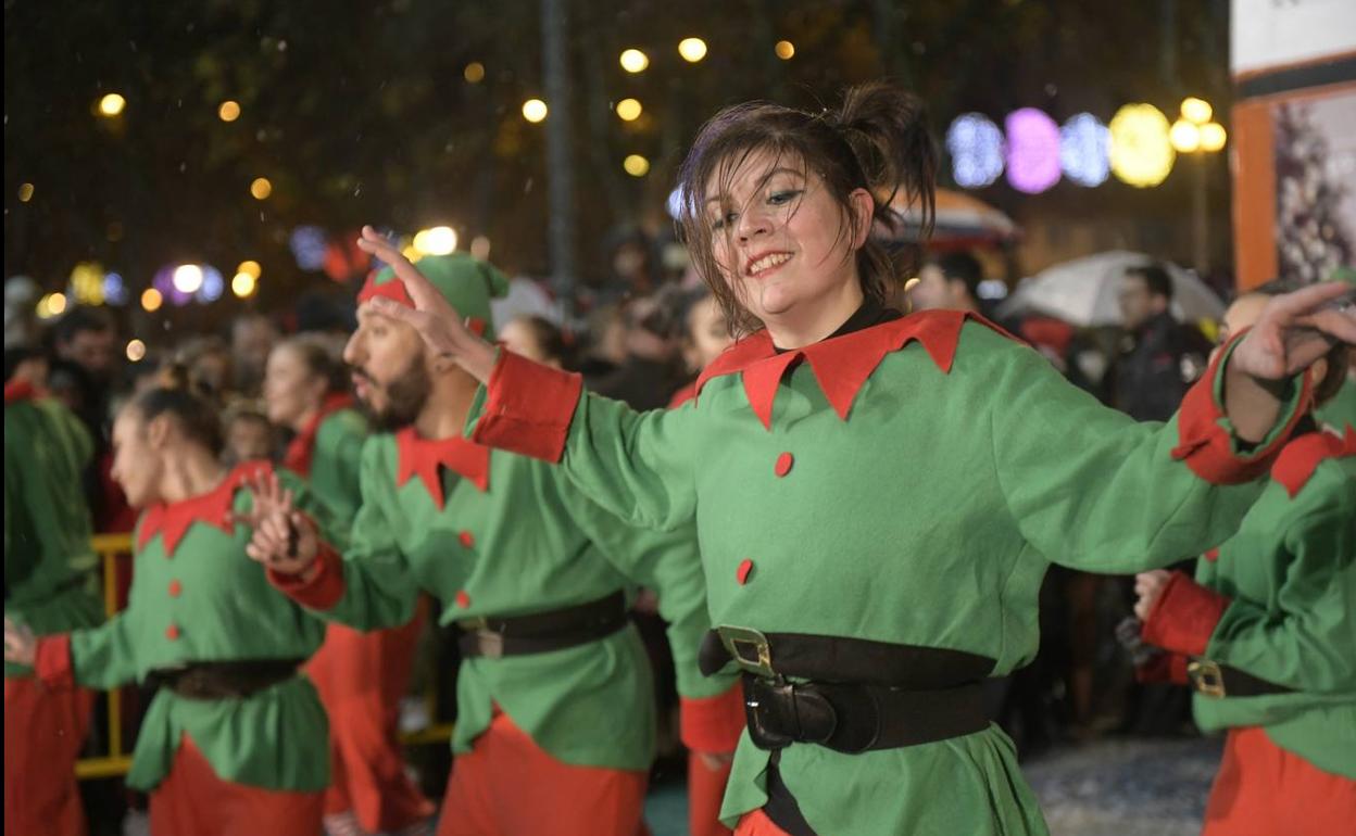 Los elfos bailan en Zorrilla mientras llega Santa Claus. 