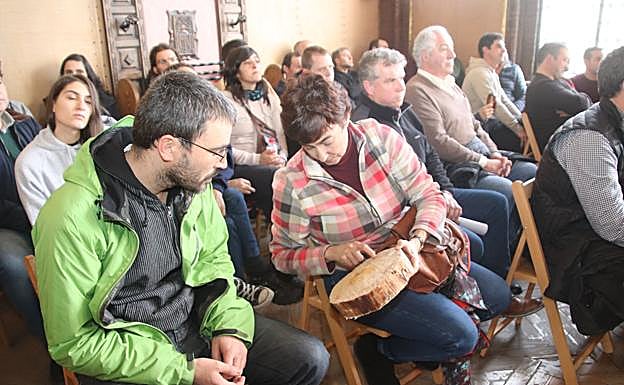 Dos asistentes intercambian opiniones. 