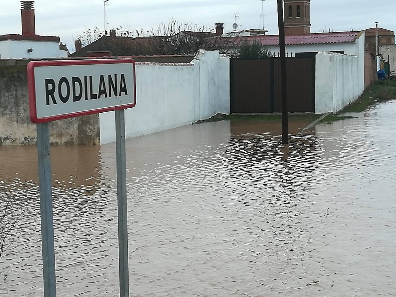 Calles de Rodilana anegadas por el agua.