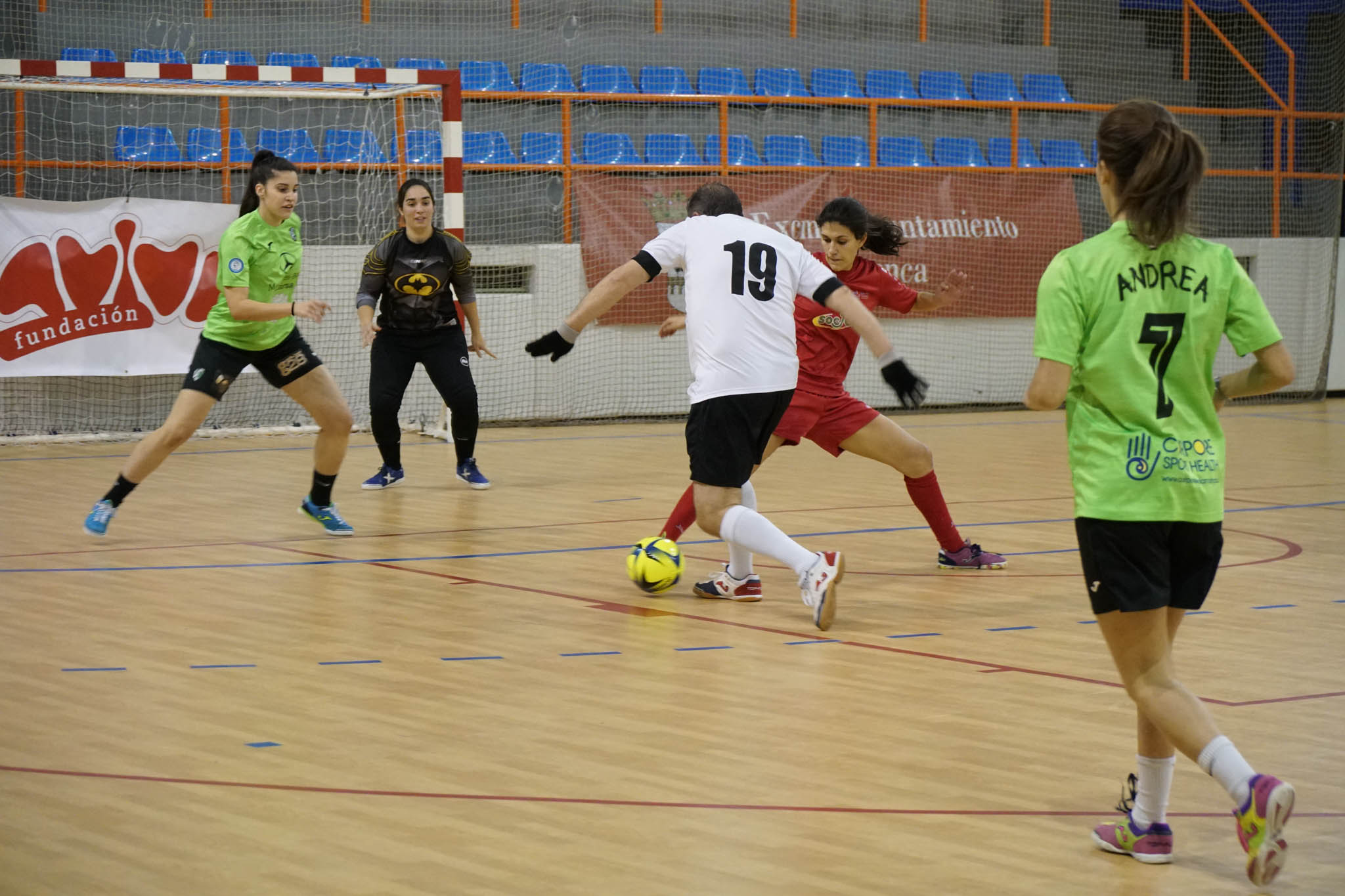 Los veteranos de la UD Salamanca, el Sol Fuerza, el Ribert, los equipos femeninos de la USAL, el Intersala y el CD Salamanca FF jugaron un torneo solidario en favor de Aviva en La Alamedilla. 