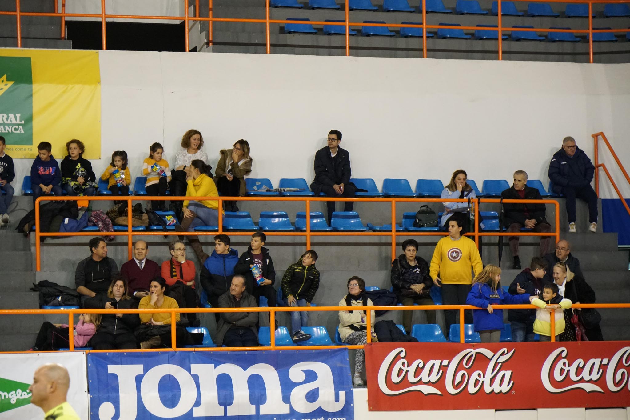 Los veteranos de la UD Salamanca, el Sol Fuerza, el Ribert, los equipos femeninos de la USAL, el Intersala y el CD Salamanca FF jugaron un torneo solidario en favor de Aviva en La Alamedilla. 