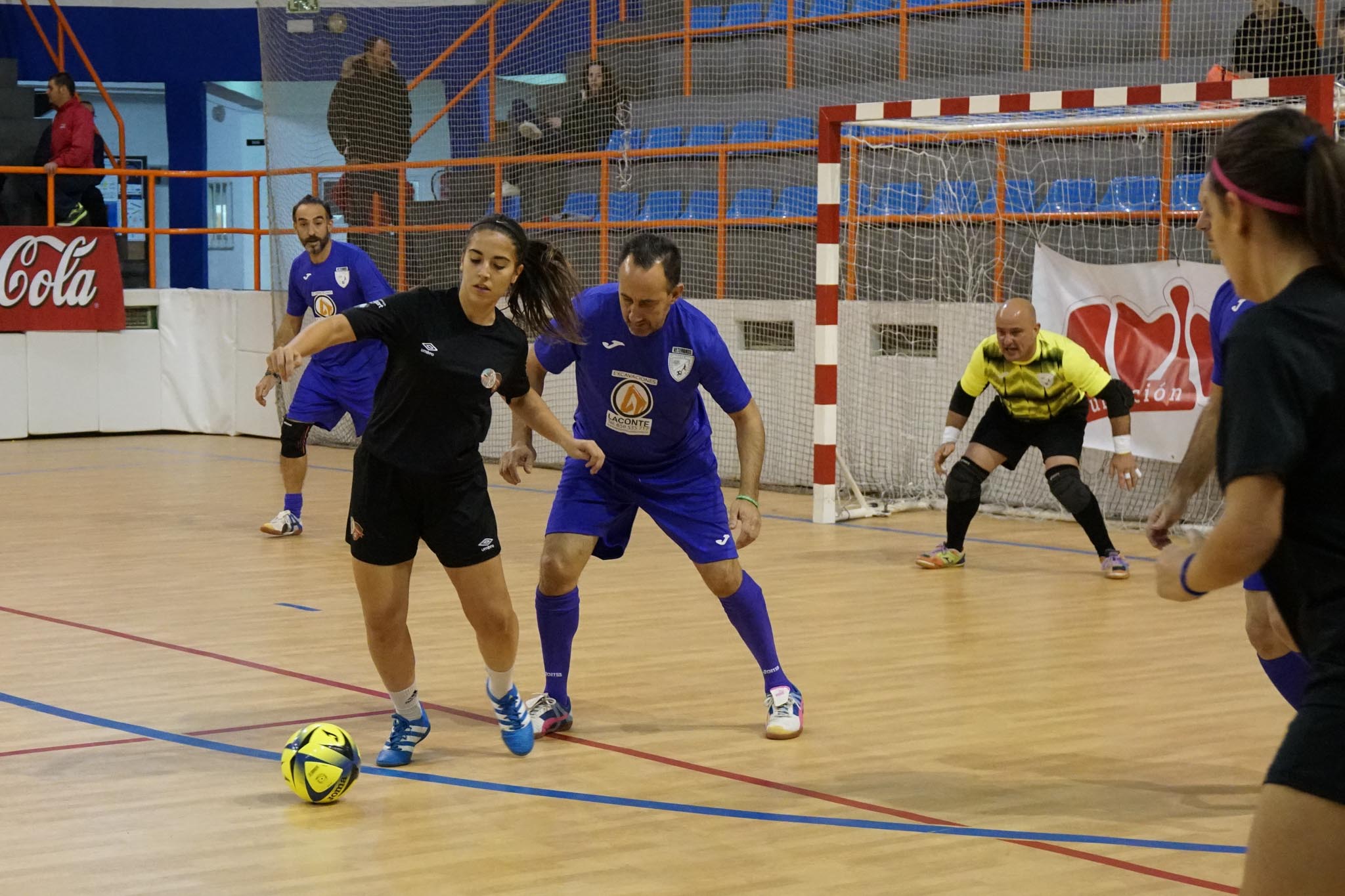 Los veteranos de la UD Salamanca, el Sol Fuerza, el Ribert, los equipos femeninos de la USAL, el Intersala y el CD Salamanca FF jugaron un torneo solidario en favor de Aviva en La Alamedilla. 