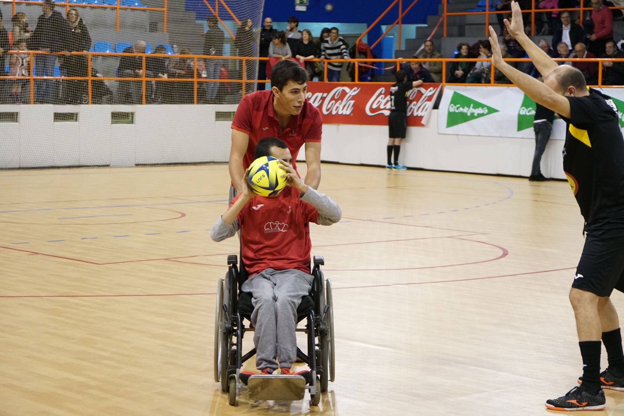 Los veteranos de la UD Salamanca, el Sol Fuerza, el Ribert, los equipos femeninos de la USAL, el Intersala y el CD Salamanca FF jugaron un torneo solidario en favor de Aviva en La Alamedilla. 