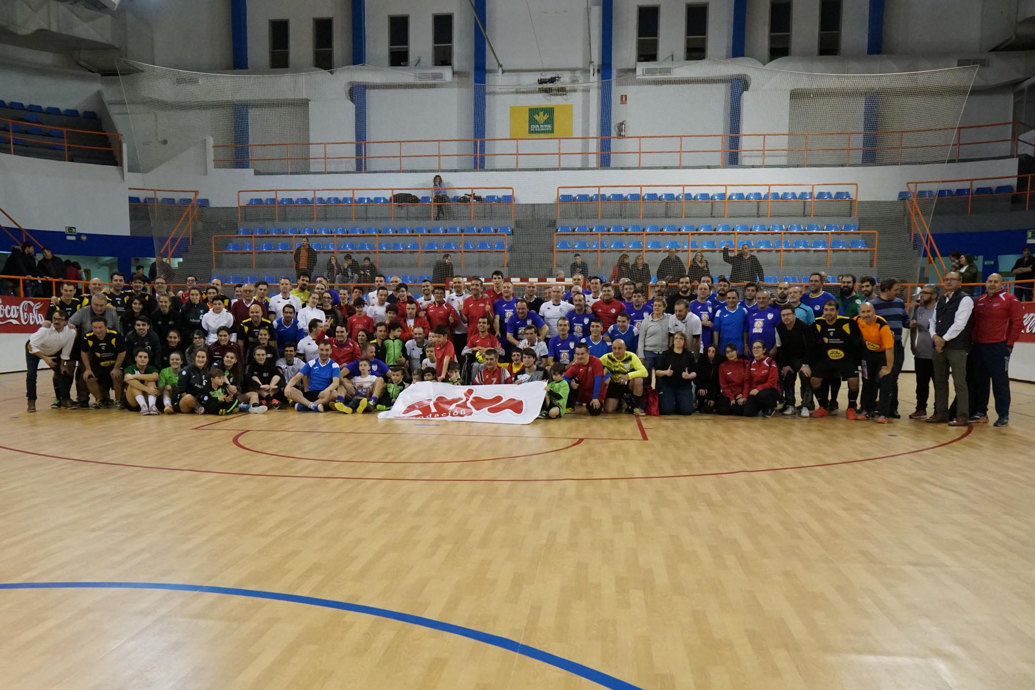 Los veteranos de la UD Salamanca, el Sol Fuerza, el Ribert, los equipos femeninos de la USAL, el Intersala y el CD Salamanca FF jugaron un torneo solidario en favor de Aviva en La Alamedilla. 