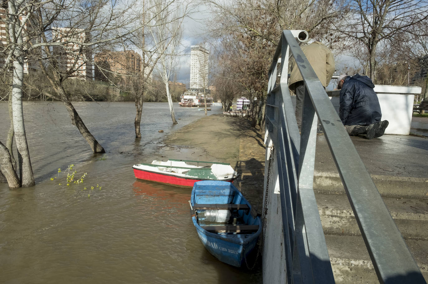 La CHD advierte de una importante crecida del río en la capital debido al elevado caudal que arrastra, el Pisuerga y sus afluentes desde las provincias de Palencia y Burgos. 