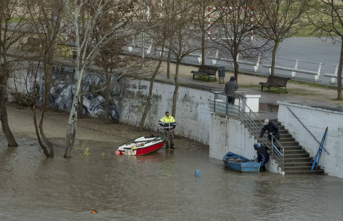 La CHD advierte de una importante crecida del río en la capital debido al elevado caudal que arrastra, el Pisuerga y sus afluentes desde las provincias de Palencia y Burgos. 