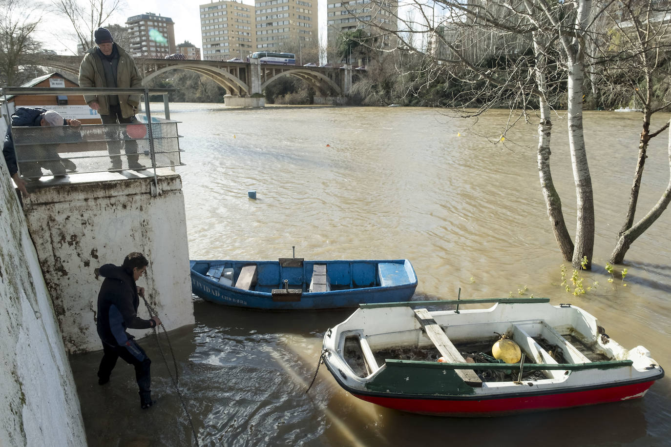 La CHD advierte de una importante crecida del río en la capital debido al elevado caudal que arrastra, el Pisuerga y sus afluentes desde las provincias de Palencia y Burgos. 