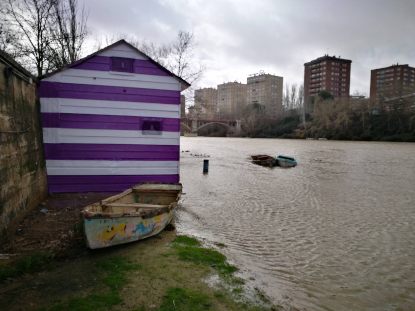 La CHD advierte de una importante crecida del río en la capital debido al elevado caudal que arrastra, el Pisuerga y sus afluentes desde las provincias de Palencia y Burgos. 