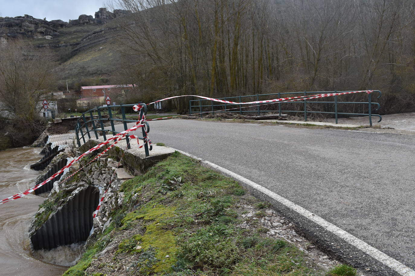 Estado del puente de Villaescusa de las Torres tras la crecida.