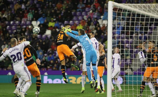 Masip despeja en un córner del Valencia.