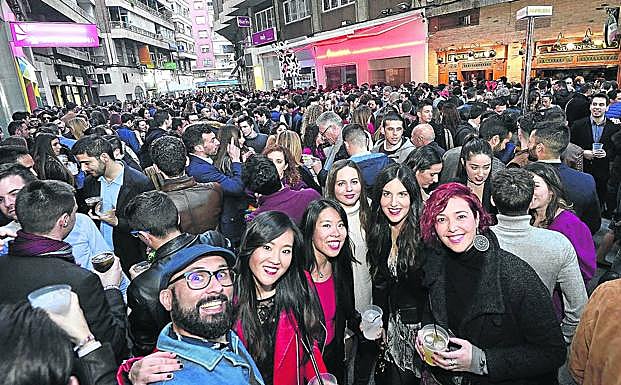 Una mutitud de gente, de tardeo en la zona de Pérez Casas, en Murcia.