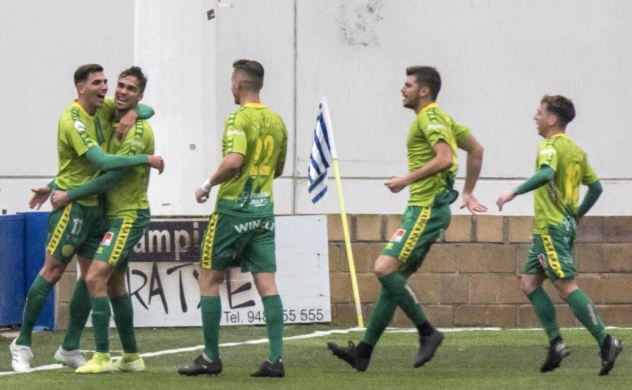 Los jugdores de Unionistas celebran uno de los goles al Izarra. 