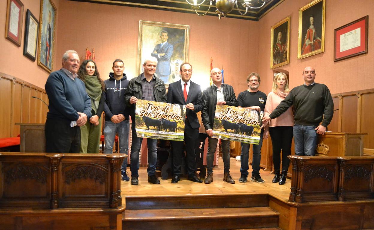 Los responsables municipales junto a los representantes de los establecimientos que donan los toros.