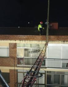 Imagen secundaria 2 - El acceso peatonal a las Moreras cortado (arriba), na tapia caída en la calle San Quirce (izquierda) y la caída del mástil de una antena la pasada madrugada en la calle Mota (derecha). 