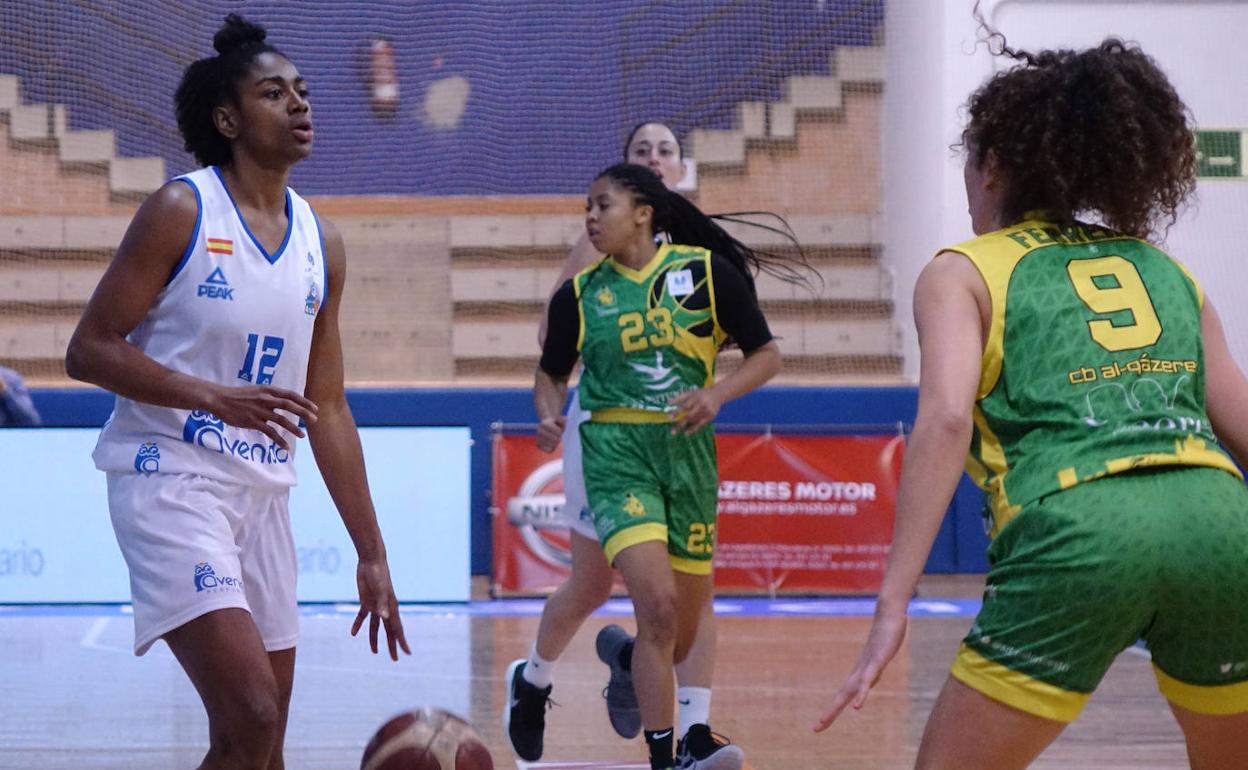 Hayes bota el balón durante un instante del partido en Cáceres.