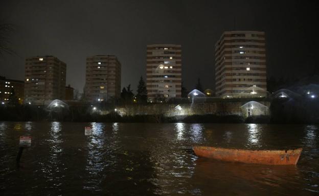 Imagen principal - Aspecto del río Pisuerga y del aparcamiento y el paseo de las Moreras a las siete de la tarde. 