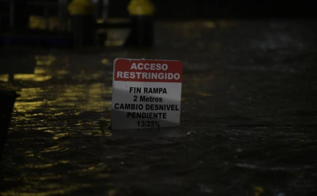 El agua alcanza la señal de las rampas situadas junto a la playa de las Moreras. 