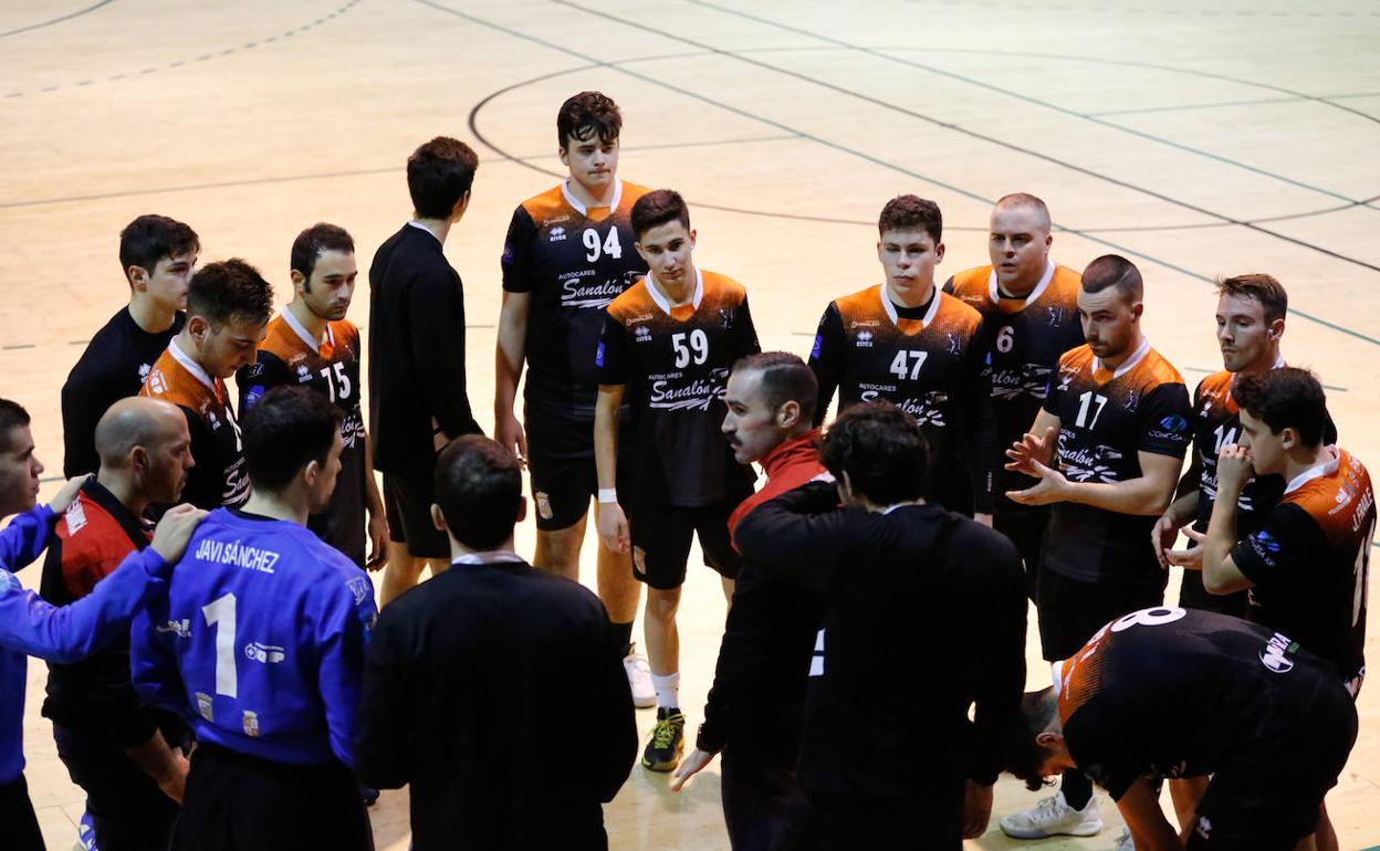 Los jugadores del BM Salamanca escuchan a su técnico en un partido. 