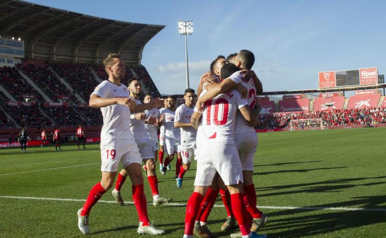 Ever Banega celebra con sus compañeros el segundo gol del Sevilla. 