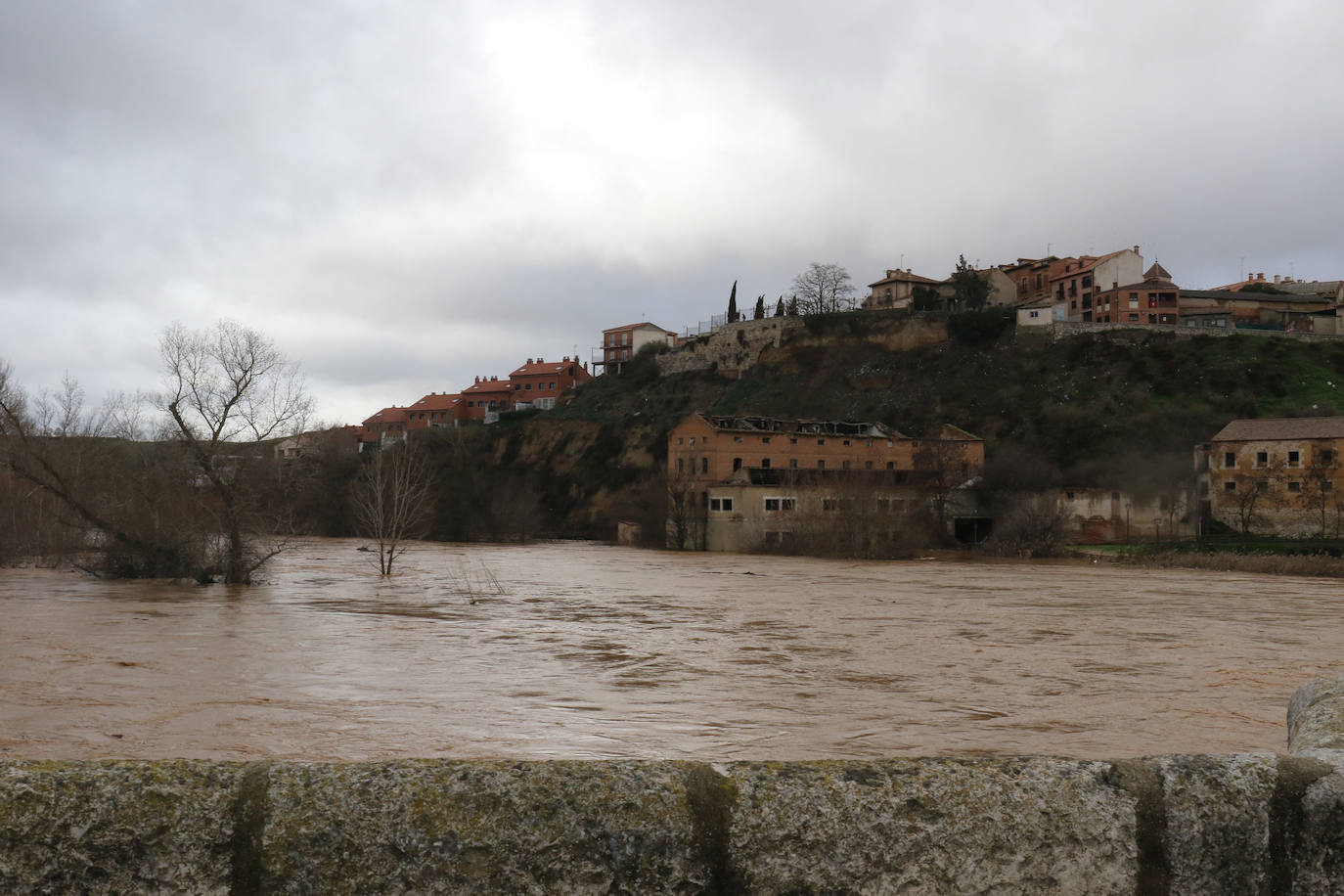 Fotos: El Pisuerga, a punto de inundar por completo el puente de Simancas