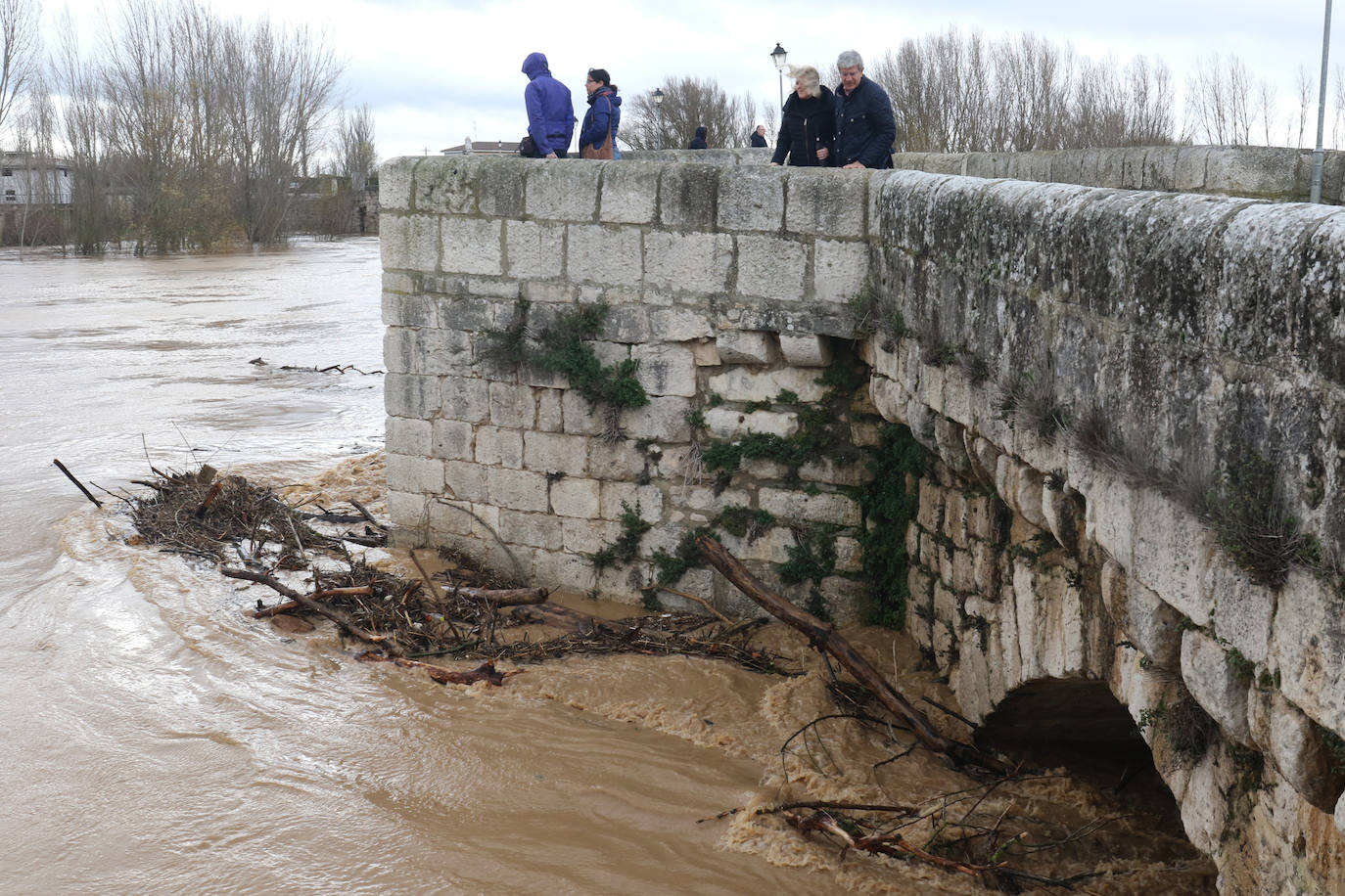 Fotos: El Pisuerga, a punto de inundar por completo el puente de Simancas