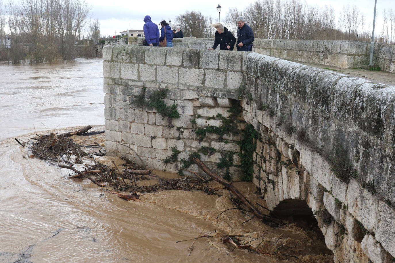 Fotos: El Pisuerga, a punto de inundar por completo el puente de Simancas