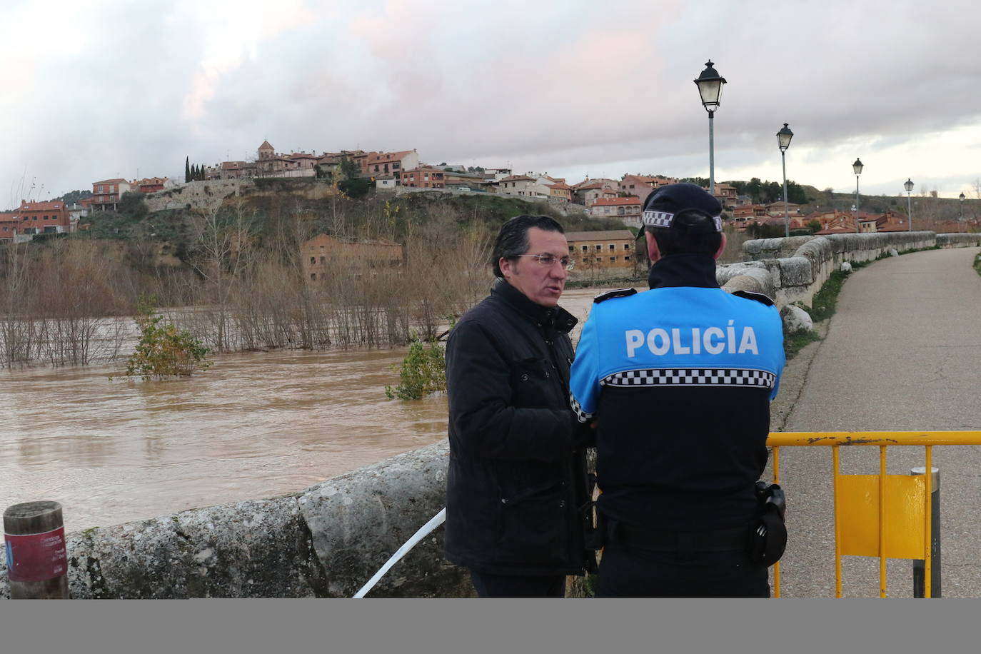 Fotos: El Pisuerga, a punto de inundar por completo el puente de Simancas