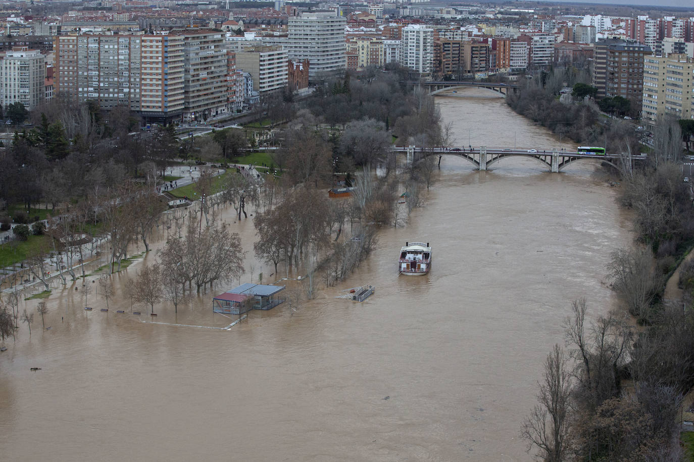 Durante este domingo el caudal fluvial del Pisuerga a su paso por Valladolid ha alcanzado los 1.190 metros cúbicos por segundo.