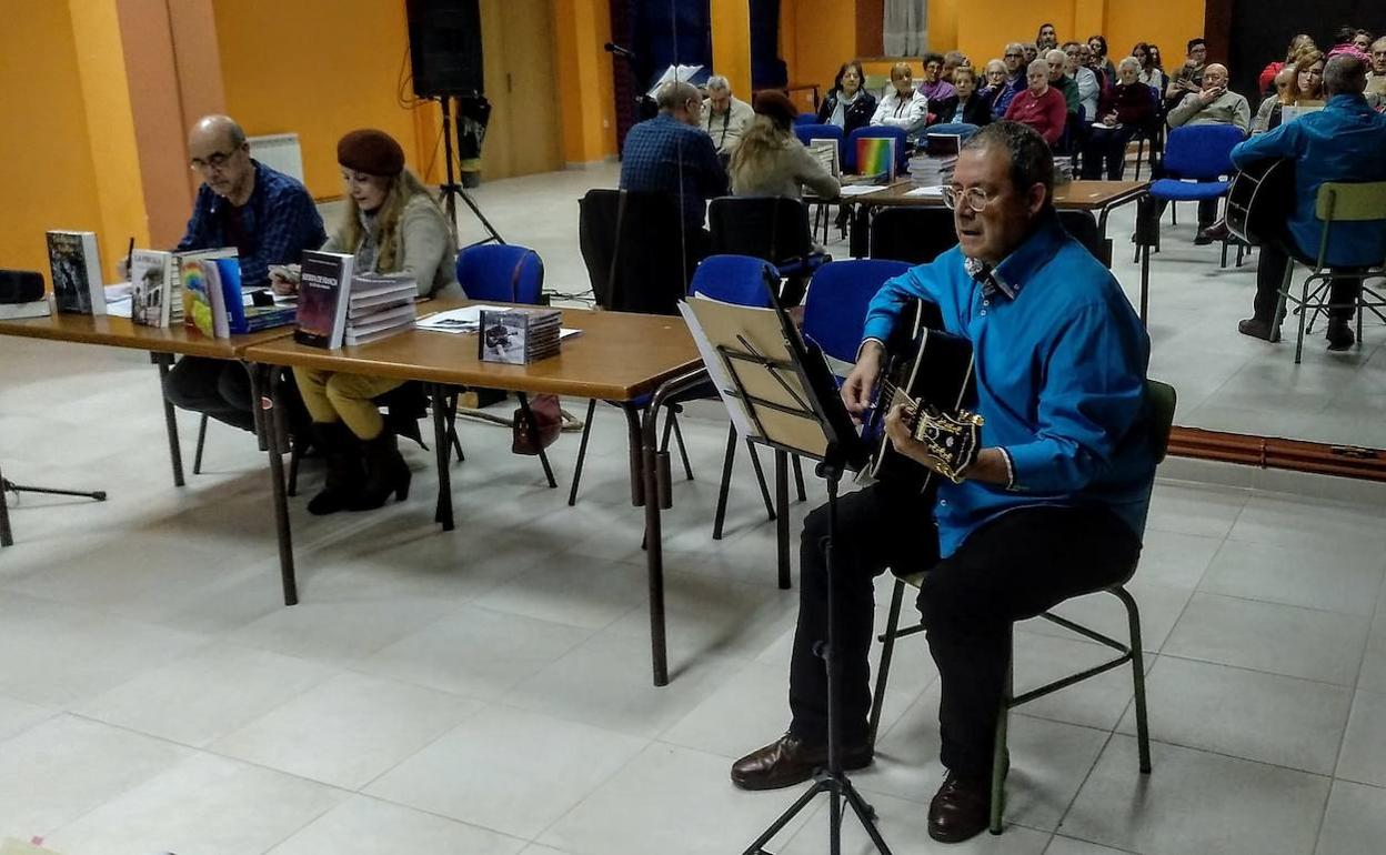 Un momento de la intervención del cantautor Manuel Méndez.