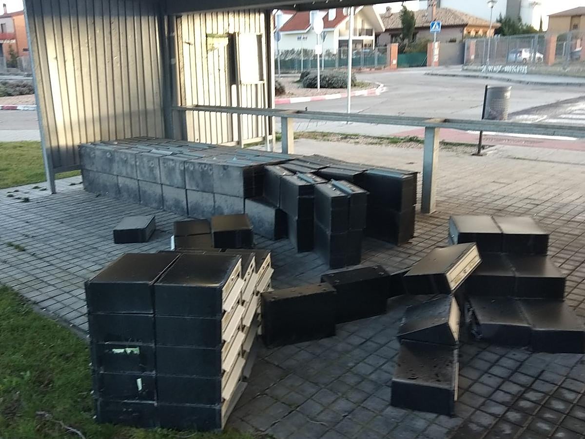 Buzones tirados por el viento en Aldeamayor de San Martín.
