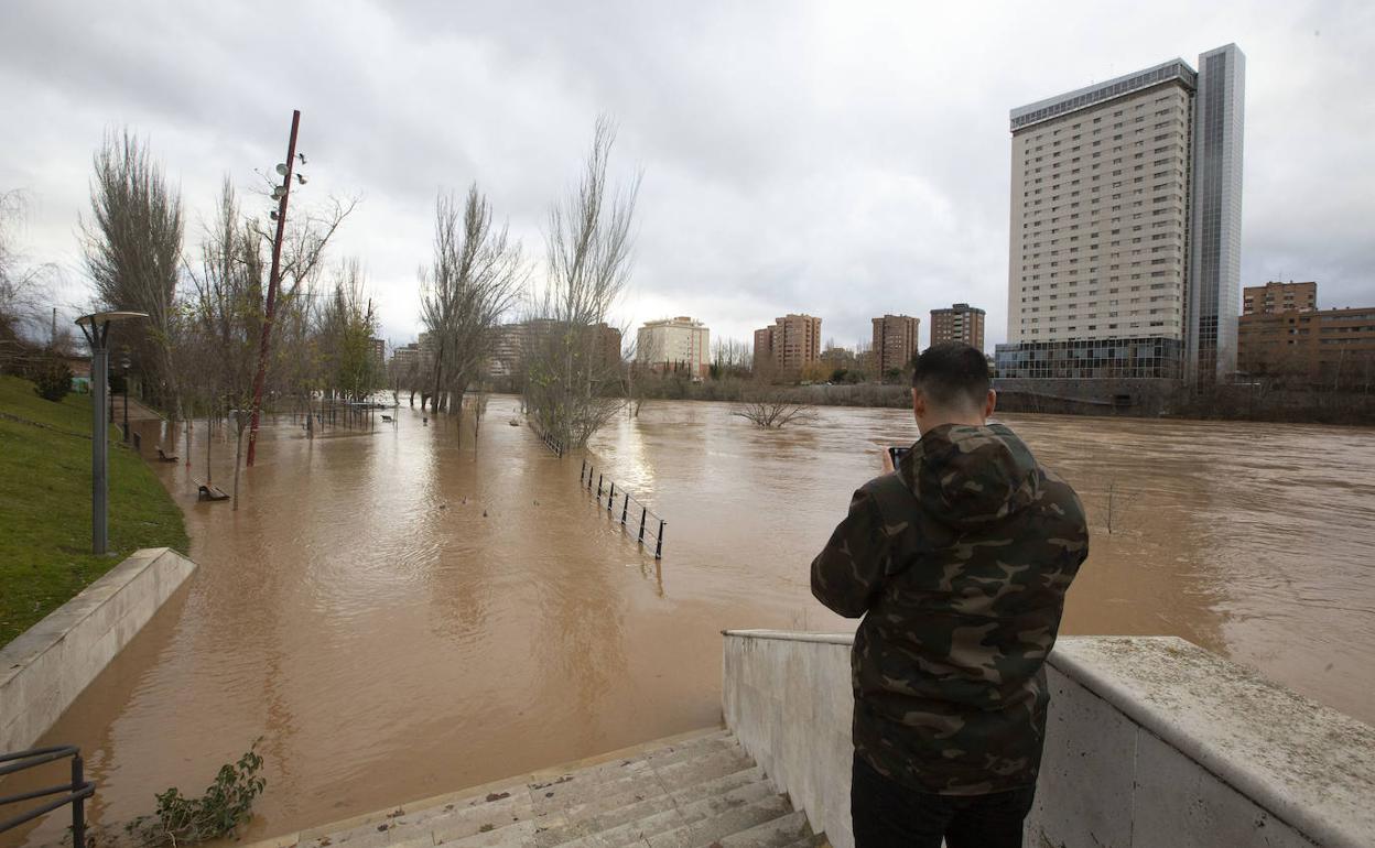 Uno de los accesos al río, anegado. 