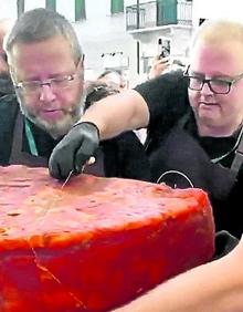 Imagen secundaria 2 - Feria 'Cheese Naturales e Possible'. Los quesos canarios debutaron en este certamen italiano con uno de 135 kilos elaborado por la quesería grancanaria Bolaños. En la fotografía, el proceso de corte.