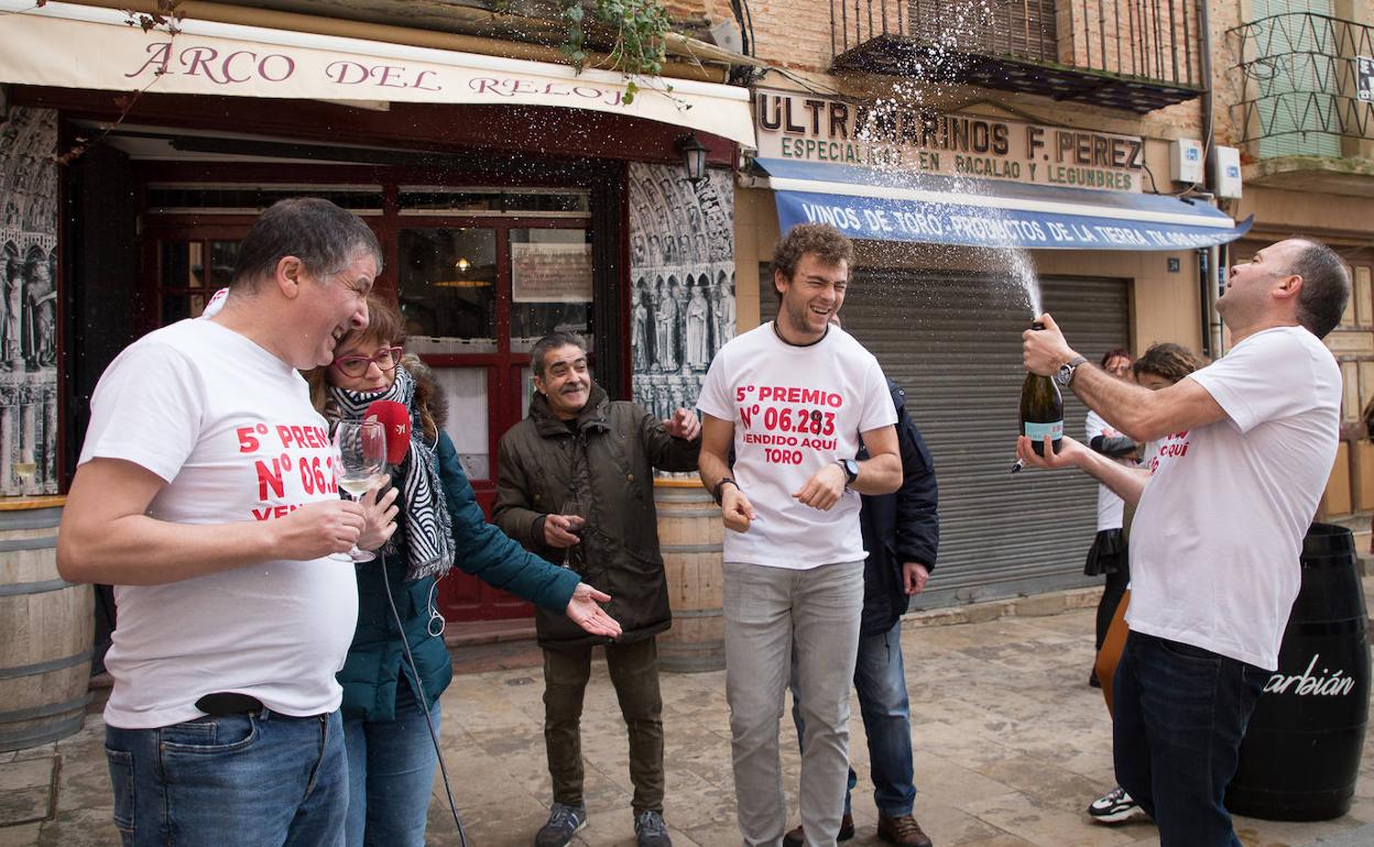 Un quinto premio en la Administracion de loteria y en bar Arco del Reloj de Toro. 