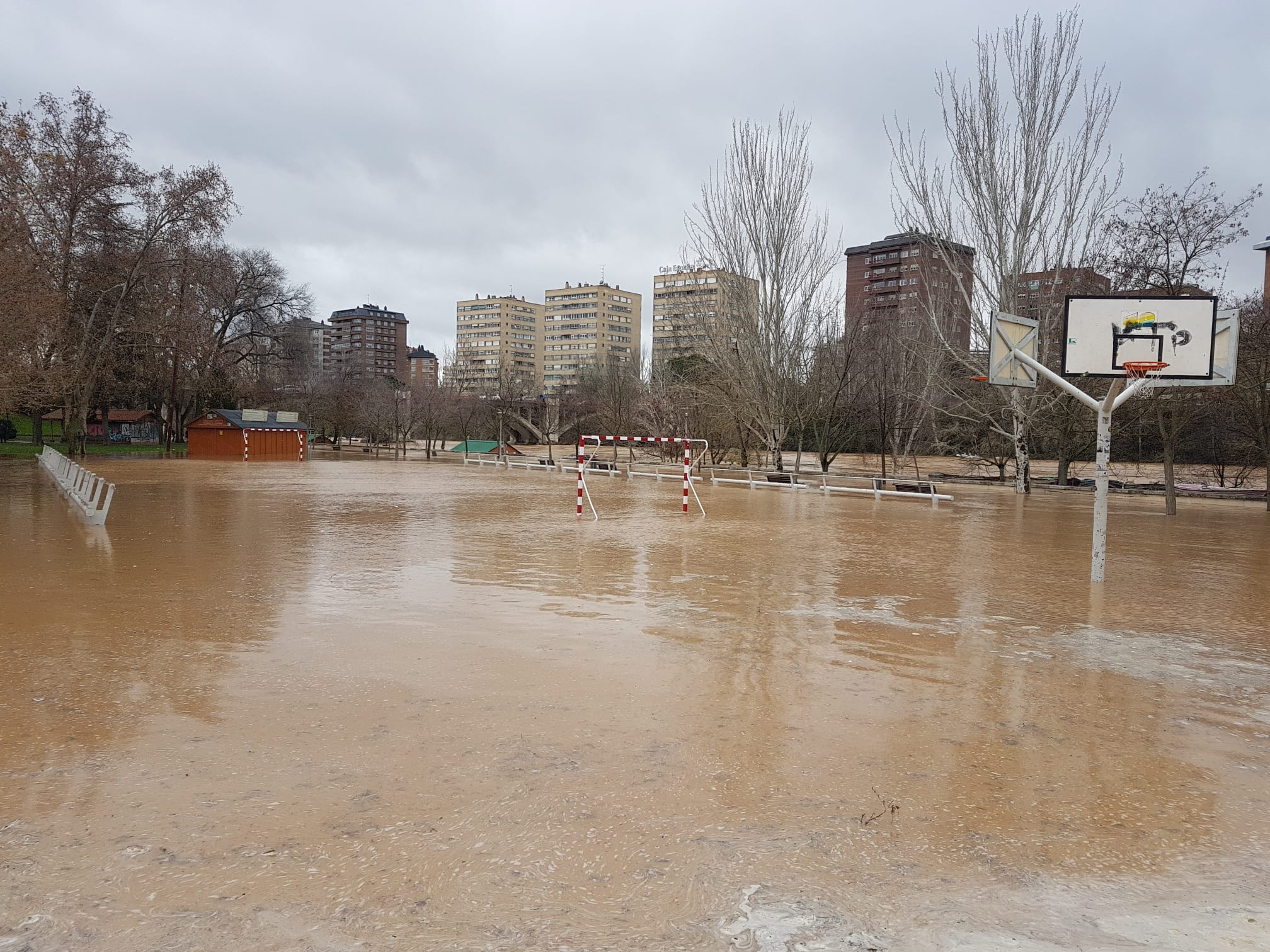 Durante este domingo el caudal fluvial del Pisuerga a su paso por Valladolid ha alcanzado los 1.190 metros cúbicos por segundo.