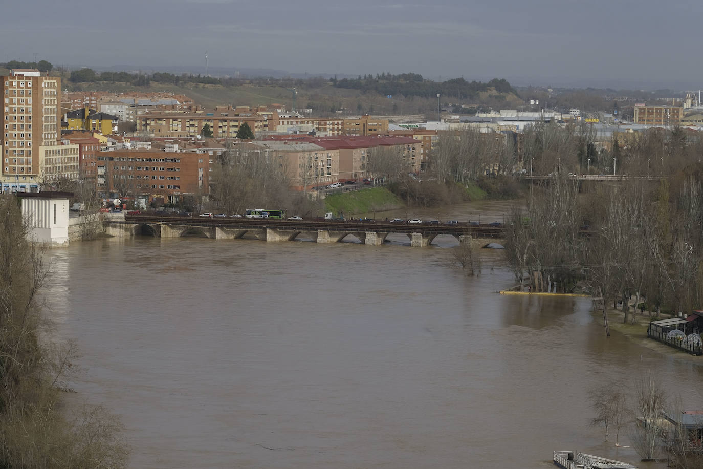 Estado del río Pisuerga a su paso por Valladolid capital este lunes 23 de diciembre por la mañana. 