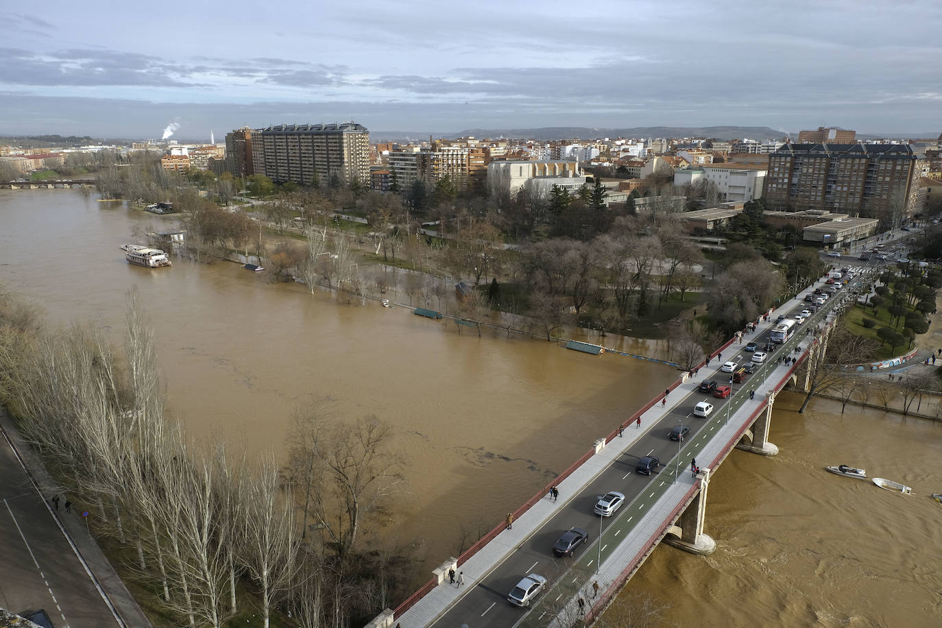 Estado del río Pisuerga a su paso por Valladolid capital este lunes 23 de diciembre por la mañana. 