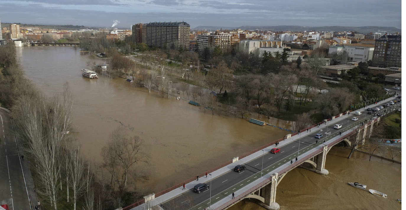 Estado del río Pisuerga a su paso por Valladolid capital este lunes 23 de diciembre por la mañana. 