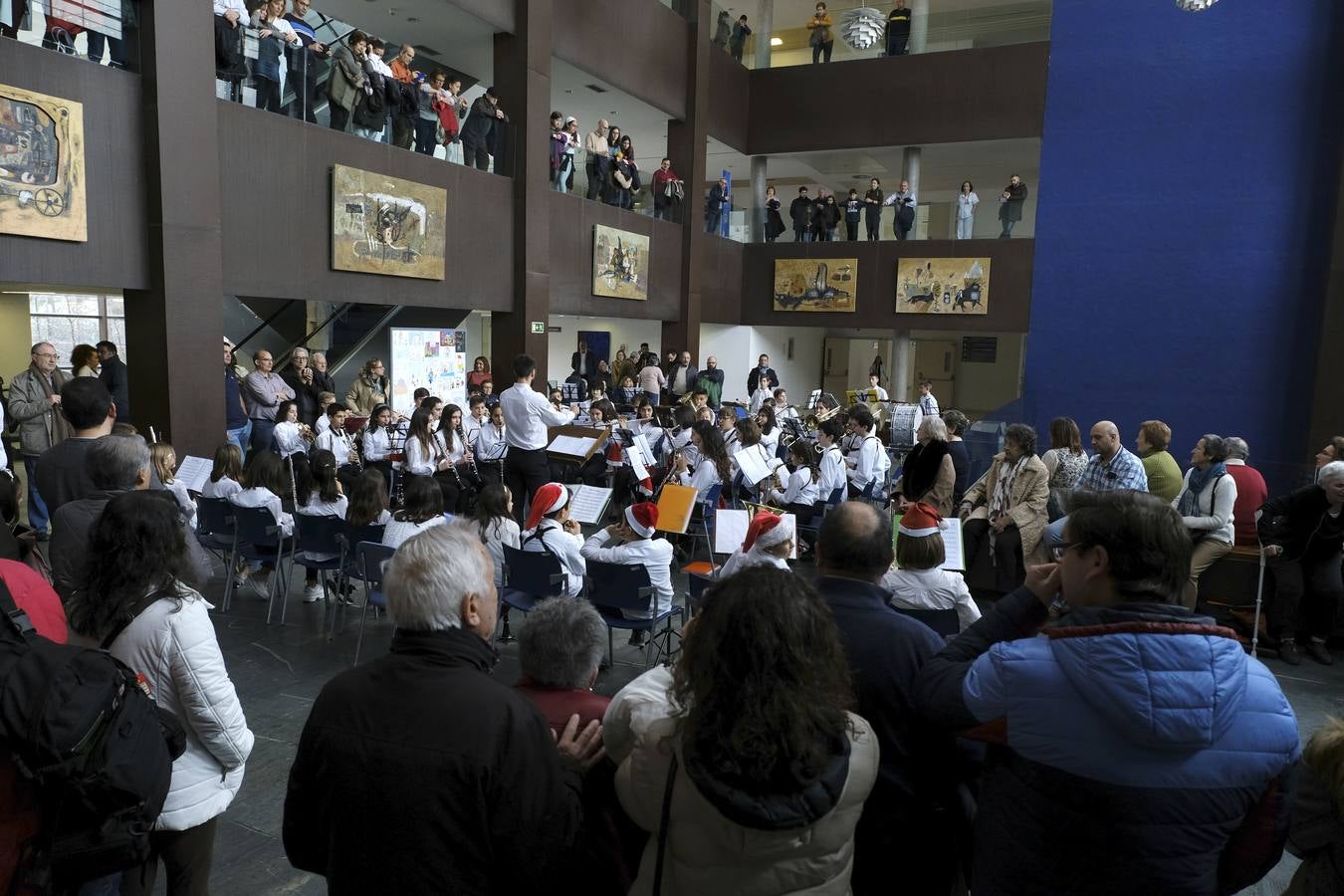 Enfermos, familiares, sanitarios y trabajadores del centro hospitalario disfrutaron de un emotivo repertorio en el hall de entrada del hospital