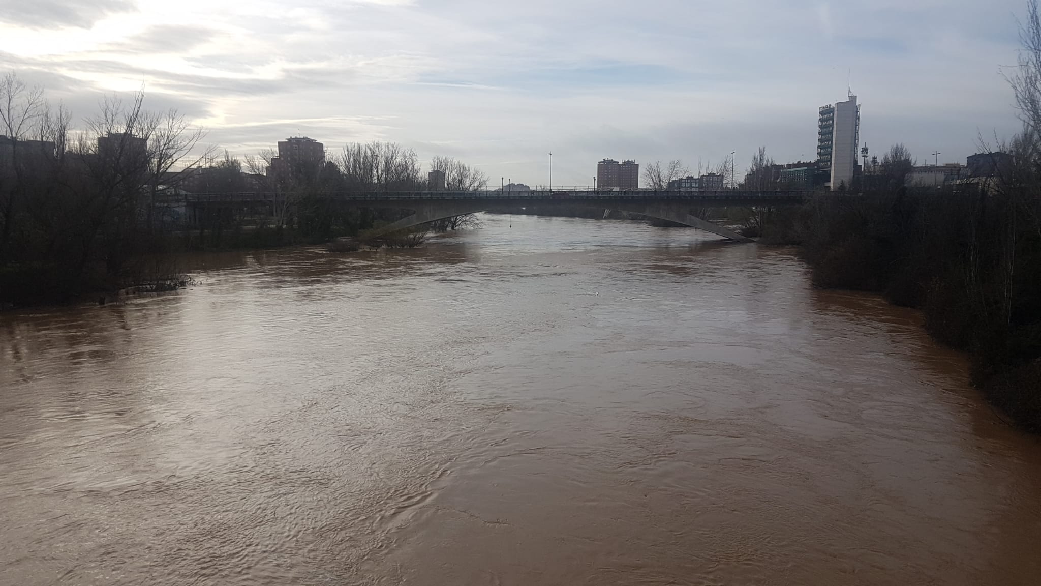 Estado del río Pisuerga a su paso por Valladolid capital este lunes 23 de diciembre por la mañana. 