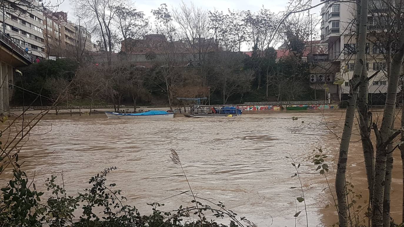 Estado del río Pisuerga a su paso por Valladolid capital este lunes 23 de diciembre por la mañana. 