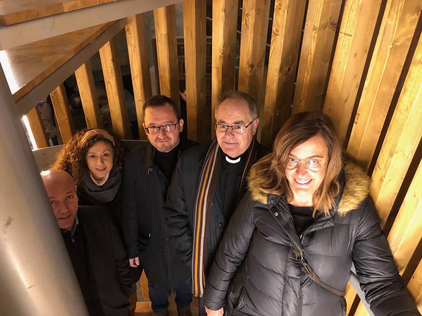 La presidenta de la Diputación, con el delegado de Patrimonio, en la visita a la iglesia de Fuentes de Nava. 